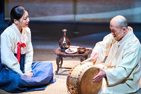 이번 국립정동극장이 제작한 소리극 ‘서편제; The Original’은 다소 어색한 영어 부제를 제목으로 고수하면서 원작 소설에 대한 철저한 존중을 전면적으로 표방했다.원작을 훼손하지 않고 창작의도를 최대한 고증해내겠다는 창작·제작진의 의지가 예사롭지 않았다.원작소설 1, 2, 3부의 줄거리를 충실히 따랐고 영화 ‘서편제’가 아비 유봉, 딸 송화, 아들 동호 등의 이름을 붙인 것과 달리 원작처럼 등장인물에 따로 이름을 부여하지 않았다. 사진=국립정동극장.