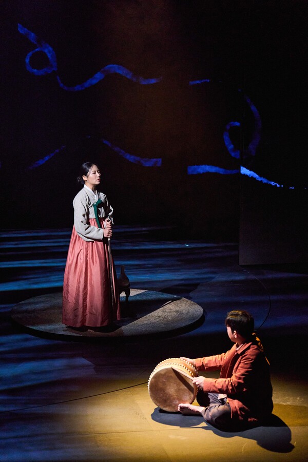 고선웅 연출가는 ‘서편제; The Original’의 각색 방향을 설명하면서 “원작이 단칸방이라는 한정된 공간에서 소리를 통해 인생이라는 우주를 펼쳐냈던 것처럼 이번 무대를 통해 소리의 본질을 전달할 수 있기를 바란다”라고 피력한 바 있다.그는 원작에 대한 존경과 겸허함으로 고선웅 특유의 버라이어티한 무대 대신 소리가 채울 수 있는 여백을 남겨둔 무대를 선택했다. 사진=국립정동극장