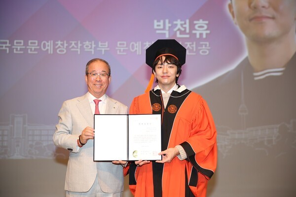 윤재웅(왼쪽) 동국대학교 총장이 박천휴 작가와 기념촬영을 하고 있다. 사진=동국대