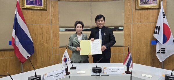 이채영(왼쪽) 대경대학교 총장이 까사락 왕차린 태국 부라차대학교 총장과 기념촬영을 하고 있다. 사진=대경대