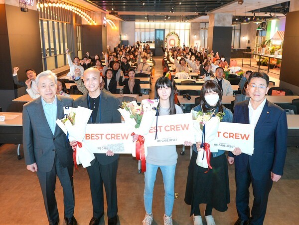 한화생명은 지난 25일 서울 드림플러스 강남 이벤트홀에서 암 경험청년 돌봄 캠페인 ‘위 케어 리셋데이(WE CARE RESET DAY)’를 개최하고 2025년 한 해 동안 활동한 청년 크루들의 성장과 성과를 함께 축하했다. 사진=한화생명