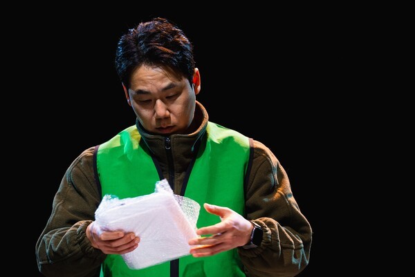 [거침없이 연극리뷰] 제35회 대한민국 '신춘문예 페스티벌', 세련된 은유... - 뉴스 썸네일 이미지