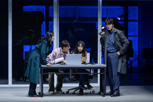 [거침없이 연극리뷰] 익숙함과 새로움의 감각을 저격하는 '시네마틱 텔... - 뉴스 썸네일 이미지