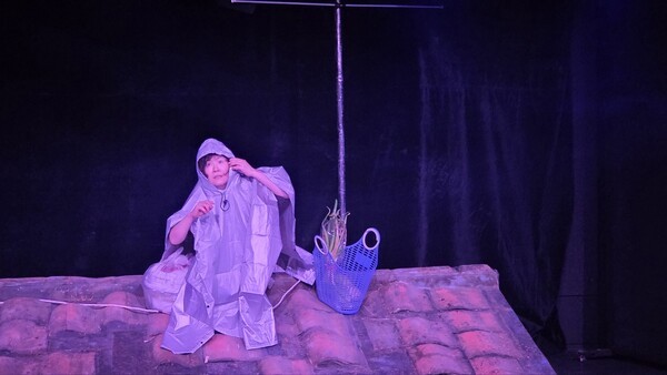 [거침없이 연극리뷰] 기괴하지만 낯설지 않고 웃기면서 씁쓸한 이유...극... - 뉴스 썸네일 이미지